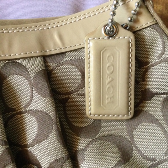 New Coach Signature Handbag - Picture 3 of 5